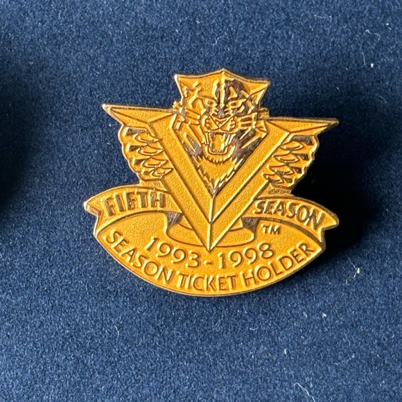 Vintage Florida Panthers pin collection, four pins and a commemorative coin - Picture 4 of 7